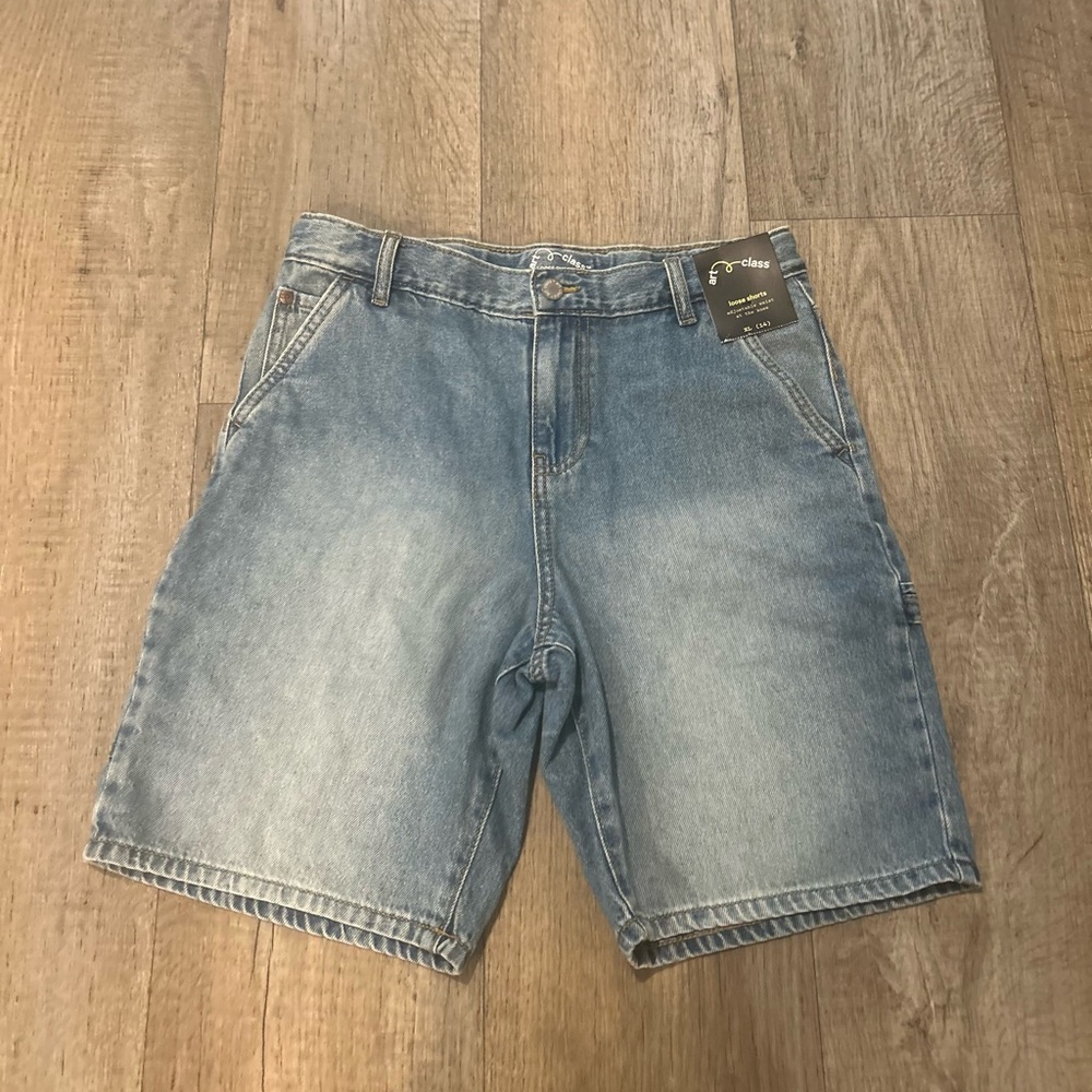 NWT light-wash knee-length blue denim baggy cargo shorts
